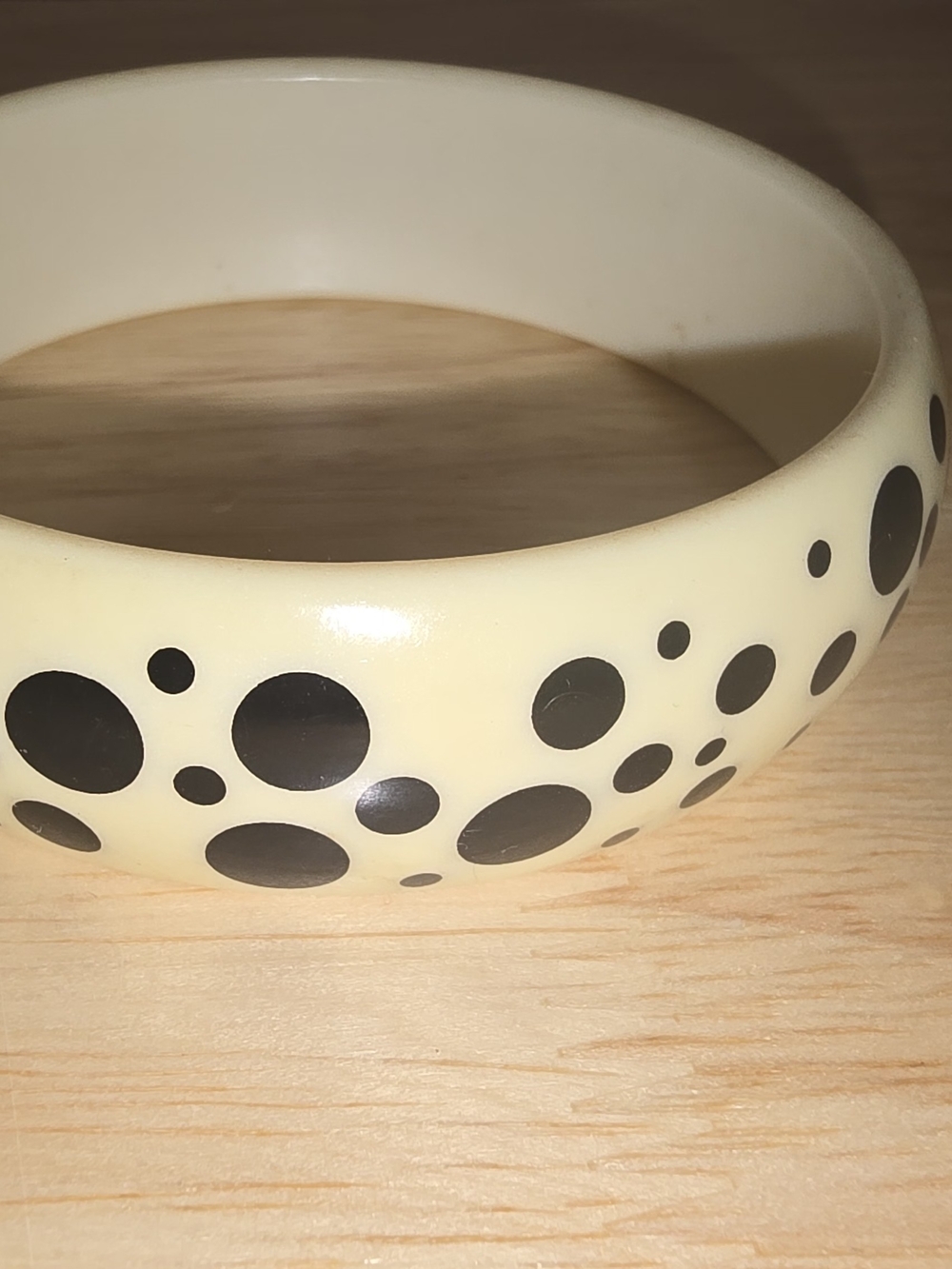 Vintage Bake lite White Resin Bangle with Black Polka Dots - Picture 5 of 7